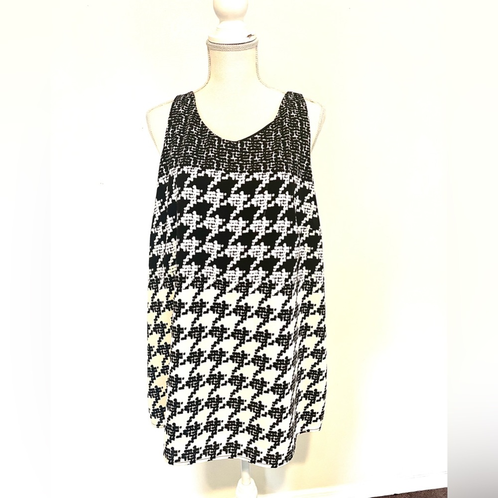 Cabi - beautiful and versatile black and white sleeveless blouse. All 4 seasons.